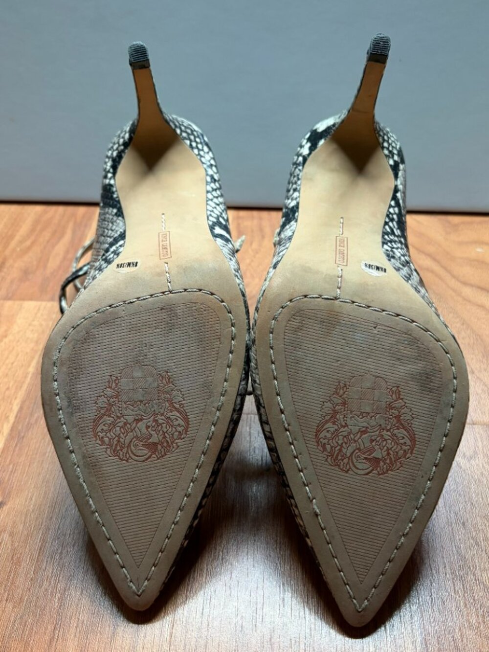 Vince Camuto 3 inch snakeskin heels, size 8.5 - Picture 7 of 9